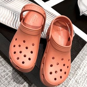 Classic Crocs - Color papaya. Size 8